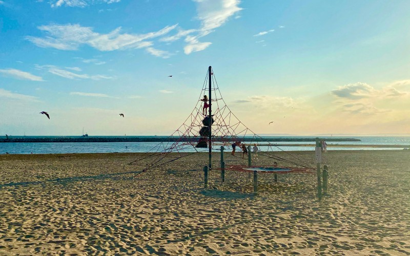 Jeux pour enfants sur la plage rive gauche