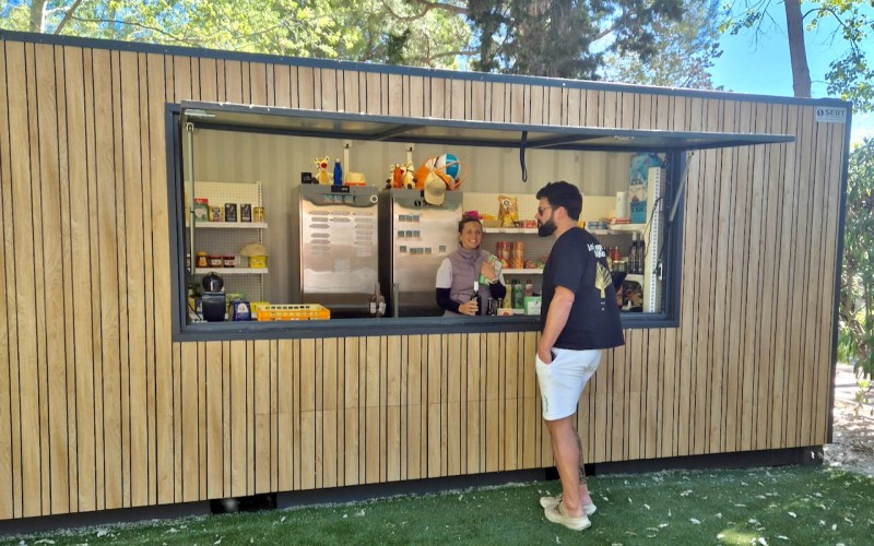L'épicerie éphémère dans l'allée centrale du camping