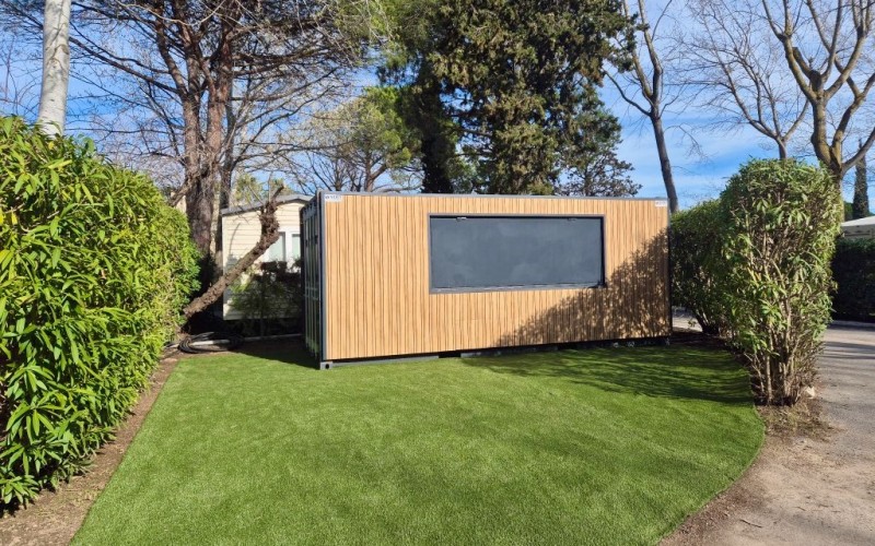 l'épicerie éphémère dans l'allée centrale du camping, printemps 2026