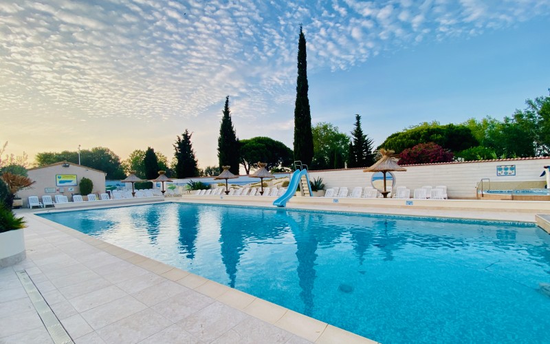 La piscine extérieure prise en photo au lever du jou