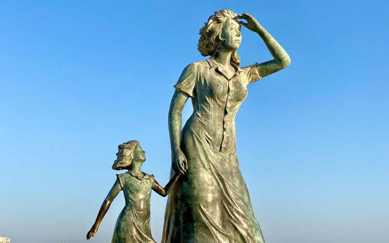 La Statue de l’Espérance face à la mer, rend hommage aux femmes de notre territoire.