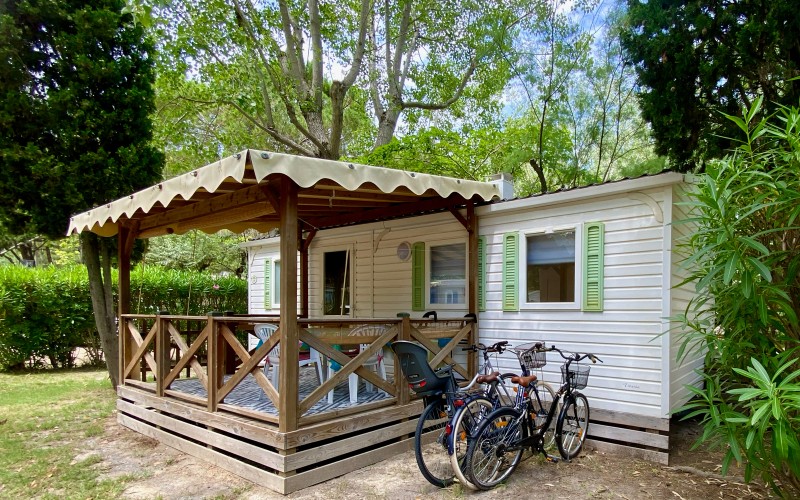 La vie en vélo, version Camargue — vélos devant un bungalow