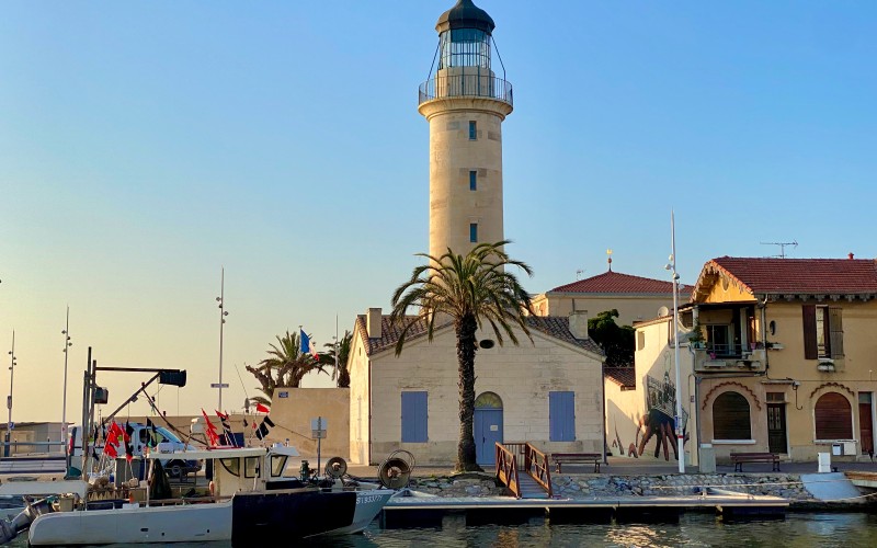 Le phare du Grau-du-Roi par un soleil couchant en avril 2025