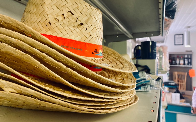 Les chapeaux du camping en vente à l'épicerie