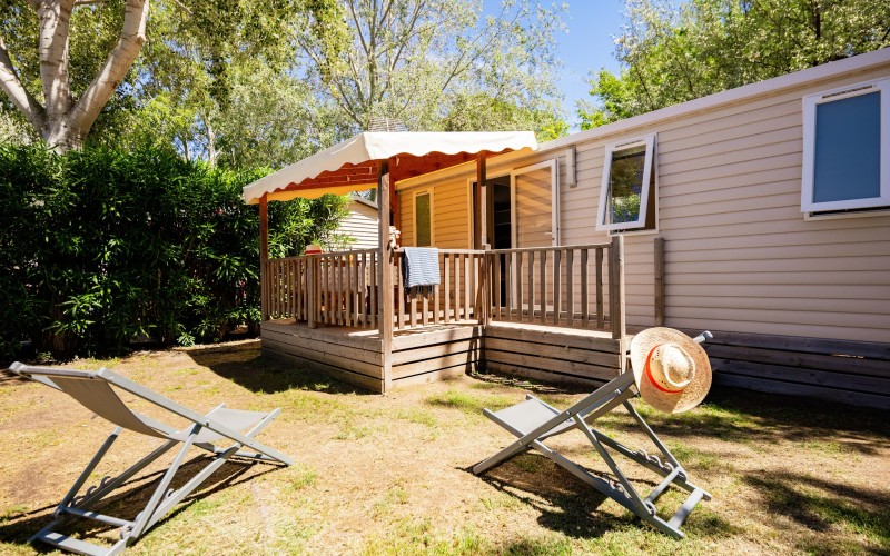 Mobil-home Grand Méditerranéen Confort 4 personnes, vue extérieure sur la terrasse