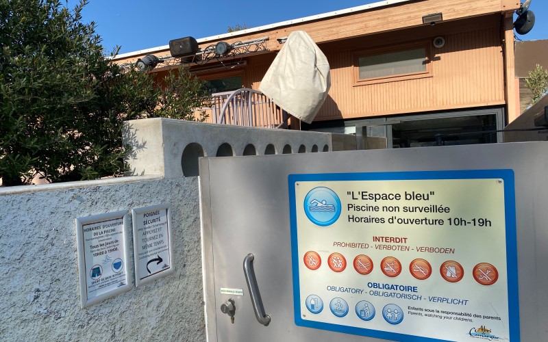 Panneau récapitulatif à l'entrée des piscines du camping