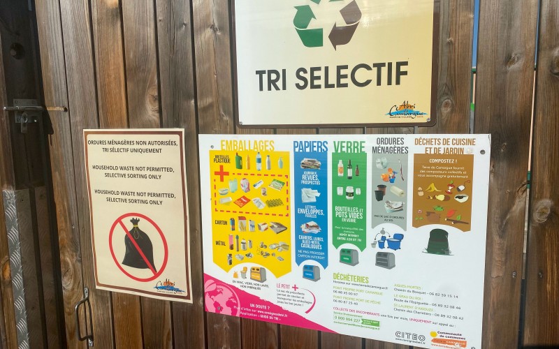 Panneau tri sélectif au camping