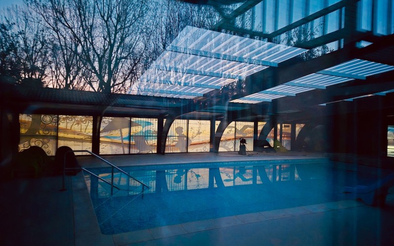 Piscine intérieure au crépuscule - printemps 2026