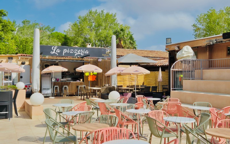 Notre restauration éphémère “LE SUD” vous propose un grand choix, allant du café au dîner à la carte, des spécialités régionales, poissons et fruits de mer, plats à emporter