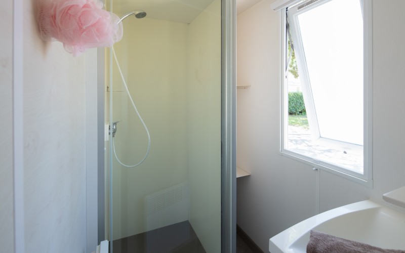 Mobil-home Grand Méditerranéen Confort 4 personnes, salle de bain (crédit photo Algodia)