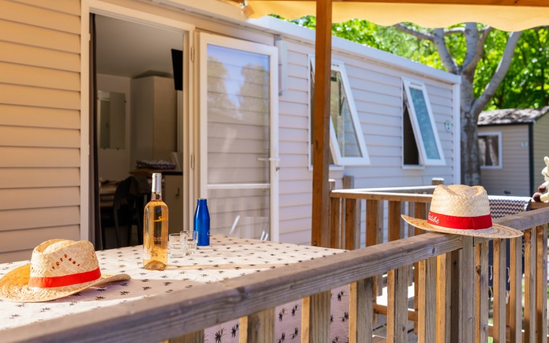 Mobil-home Grand Méditerranéen Confort 4 personnes, terrasse ombragée