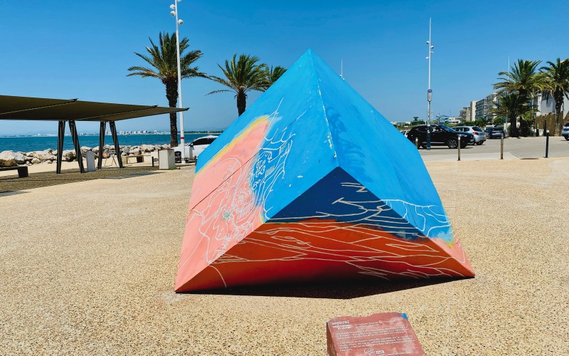 L'uniQUBE par cssJPG Jenfi (2019), cet hommage au peuple de la mer marque le début de la plage rive droite