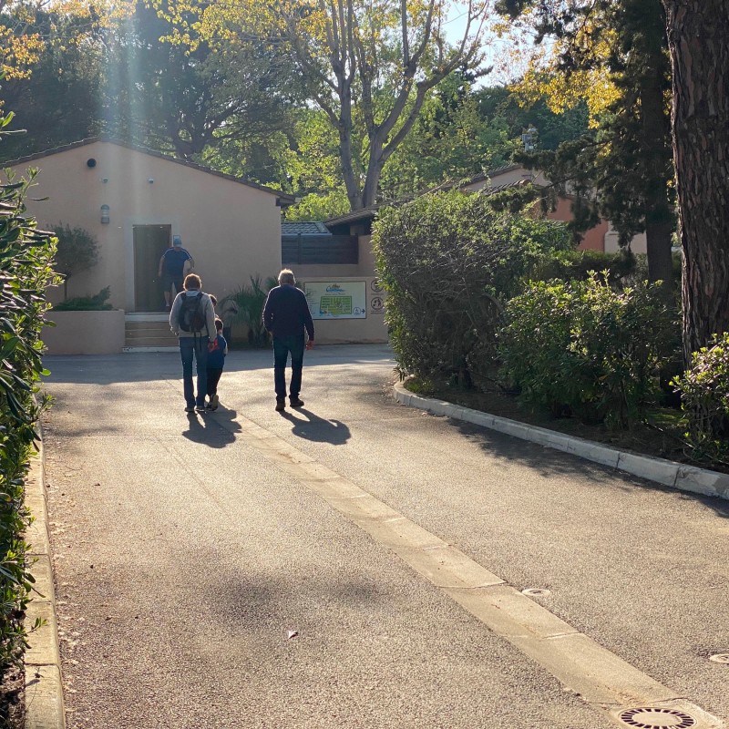 Grands-parents et enfants dans les allées du camping