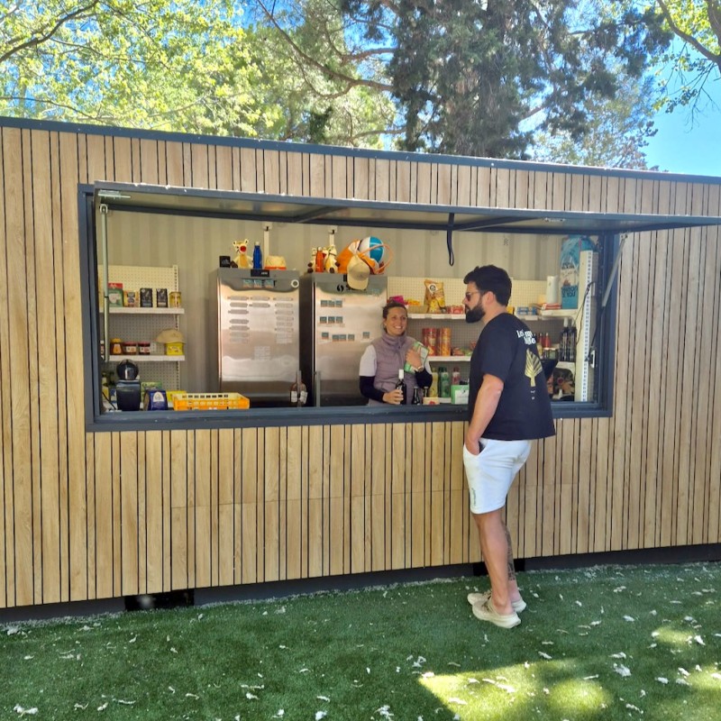 L'épicerie éphémère dans l'allée centrale du camping