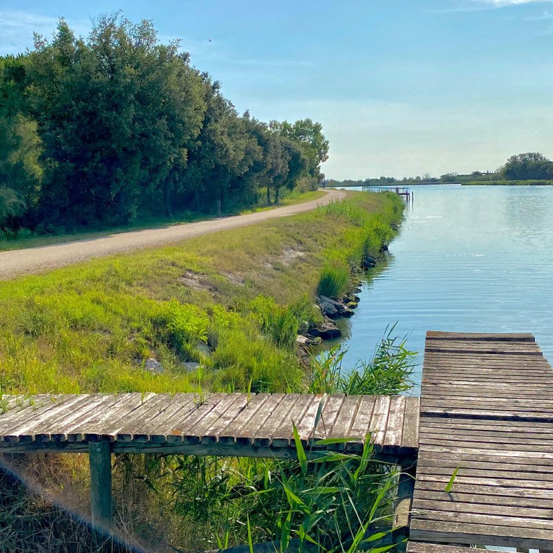 Bien des touristes profitent à vélo des allées le long du canal Saint-Louis et des merveilleux paysages