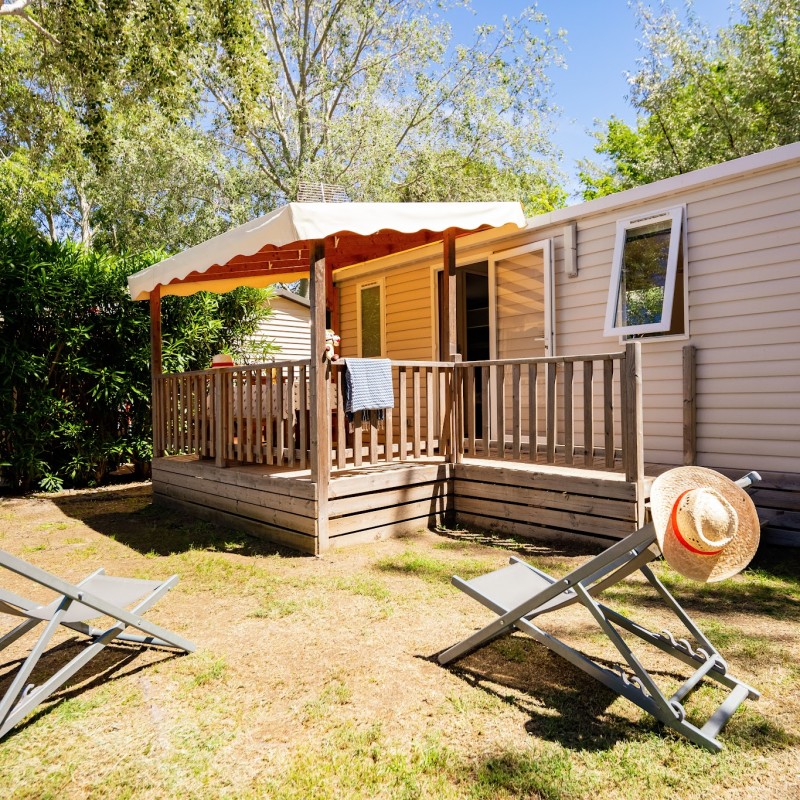 Mobil-home Grand Méditerranéen Confort 4 personnes, vue extérieure sur la terrasse