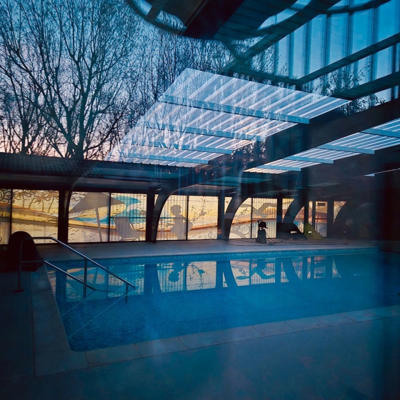 Piscine intérieure au crépuscule - printemps 2026
