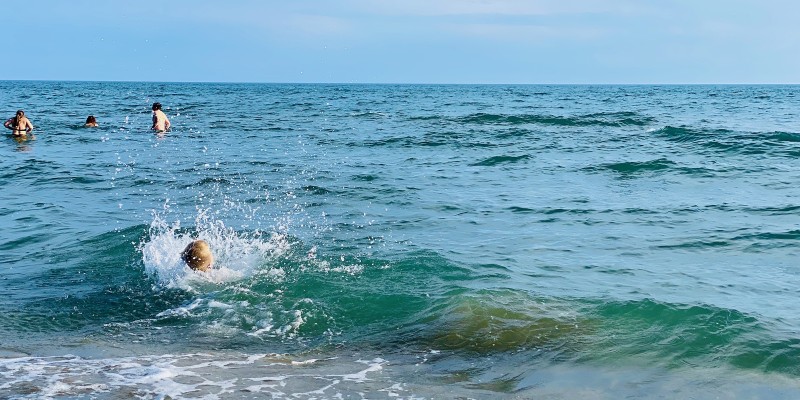 Baigneurs sur la plage du Boucanet