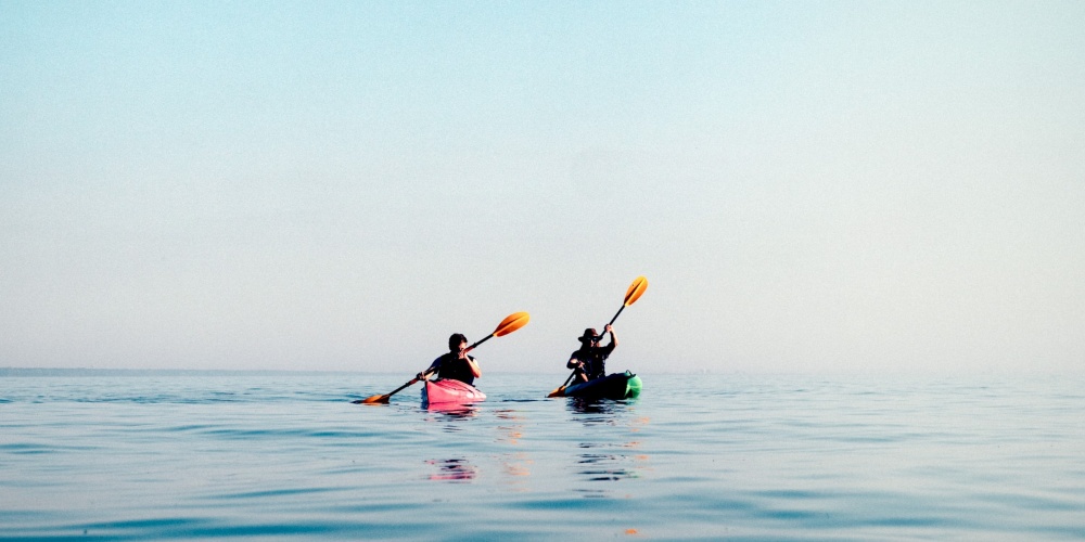 Kayak en mer, vacances au Grau-du-Roi (crédit photo Kristopher Villa @Unsplash)