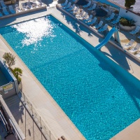 Piscine extérieure, vue de drone, du Camping Abri de Camargue en septembre 2020