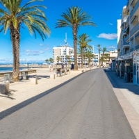 Camping Abri de Camargue : front de mer au Grau-du-Roi, côté chaussée