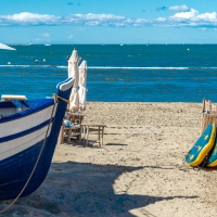 Bateau de pêcheur en bord de plage au Grau-du-Roi