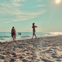 Amis se baladant sur la plage de l'Espiguette