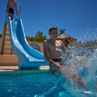 Jeu d'enfant dans la piscine