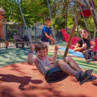 Jeu en famille avec les balançoires - autre vue