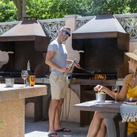 Tables de pique-nique et barbecues collectifs, tout l'esprit des vacances en camping