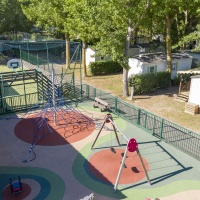 Accolée à la place du village, les terrains de jeux, le parc enfants et multisports permettent de se dépenser sans compter