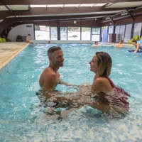 Les escaliers de la piscine pour s'assoir et discuter