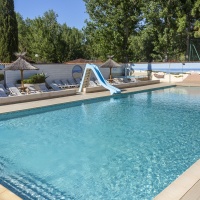 La piscine bénéficie d'un entretien rigoureux pour une hygiène parfaite