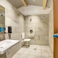 Nouvel espace commun avec de grandes douches privatives, adaptées au personne à mobilité réduite