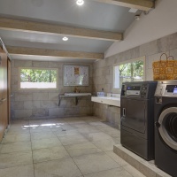 Nouvel espace sanitaire PMR (accès handicapés) avec WC, douches, laverie, table à repasser