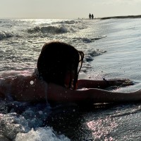 Enfant jouant dans les vagues au bord de l'eau, plage de l'Espiquette