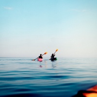 Kayak en mer, vacances au Grau-du-Roi (crédit photo Kristopher Villa @Unsplash)