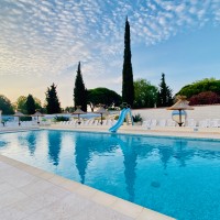 La piscine extérieure prise en photo au lever du jou