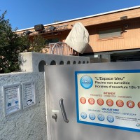 Panneau récapitulatif à l'entrée des piscines du camping