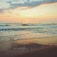 Plage en coucher de soleil (Photo de Camille Minouflet @Unsplash)