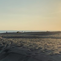 Profiter de l'ensoleillement des fins de journée sur la plage de l'Espiguette