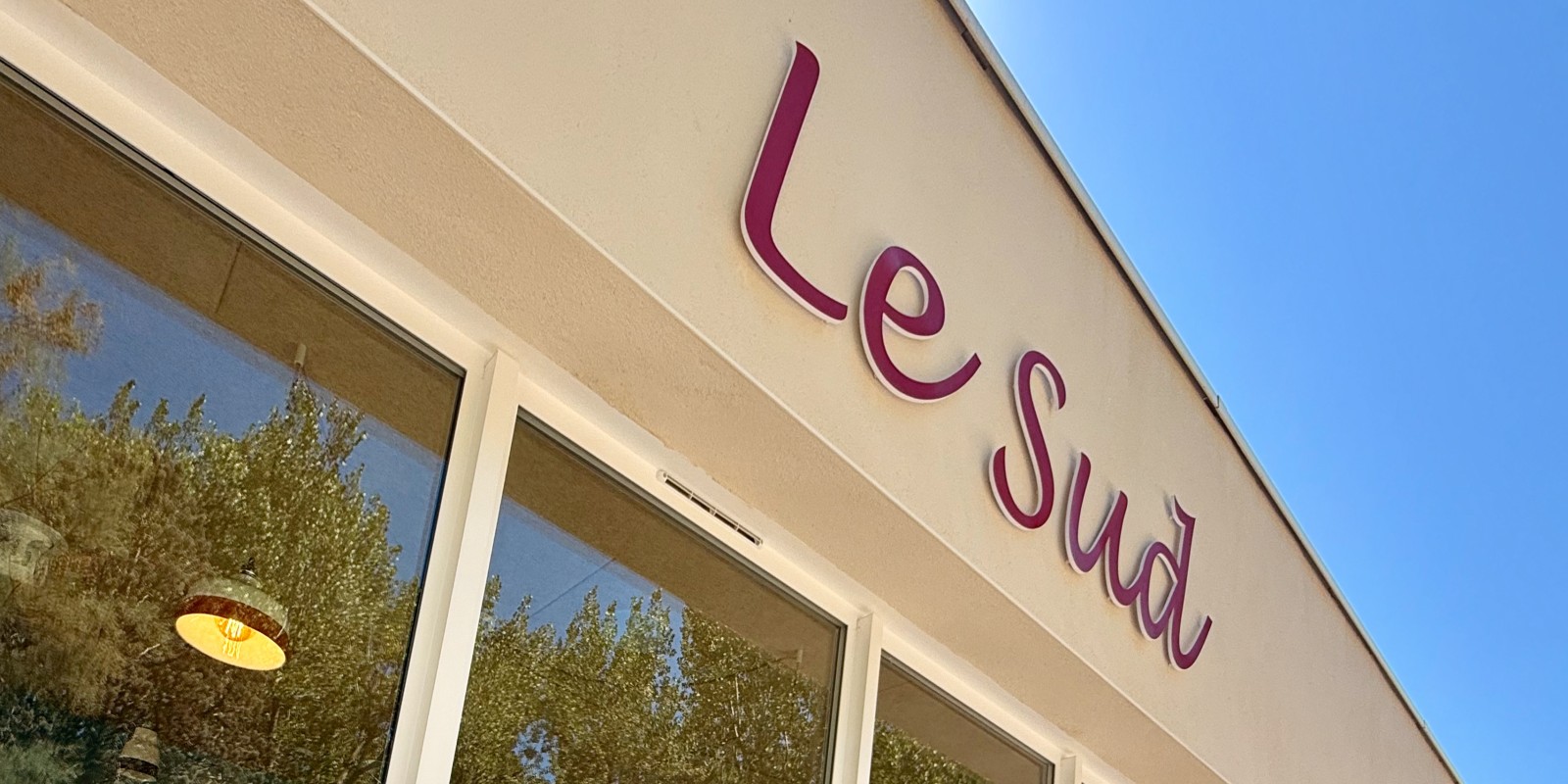 Devanture restaurant le sud (photo @camping, 2026, vue en contre-plongée)