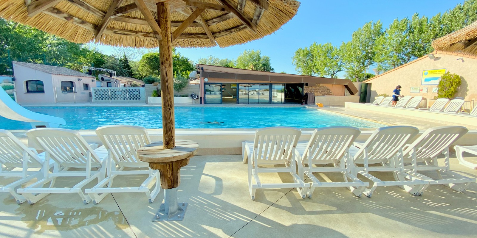 C'est une grande piscine d'été, bordée de bains de soleil, avec ses paillotes en bois pour s'assoupir sous le soleil des magnifiques journées d'été, idéale pour se rafraîchir.