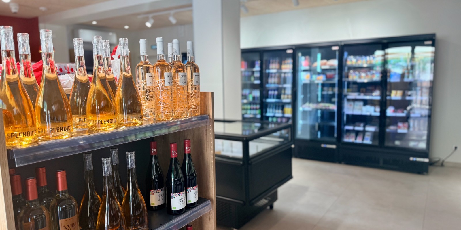 Grands frigos et grand choix de boisson à l'épicerie du camping