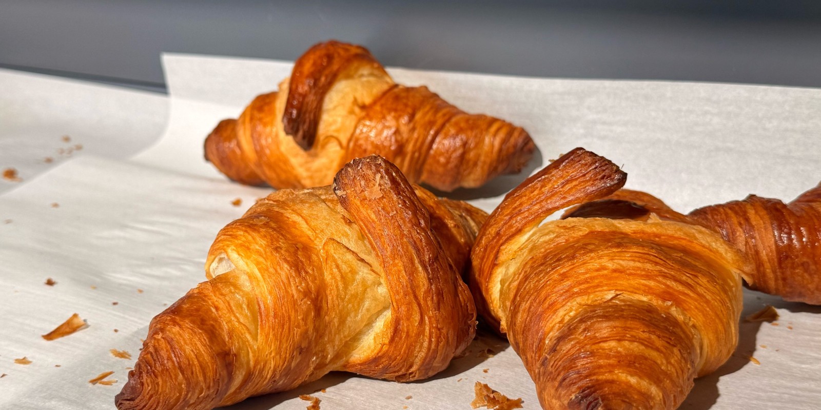 L'épicerie dispose d'un point chaud, dont des viennoiseries — pratique et gouteux pour vos petits déjeuners