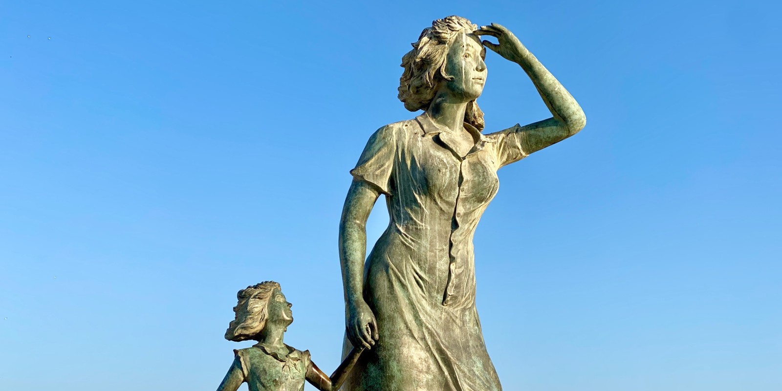 La Statue de l’Espérance face à la mer, rend hommage aux femmes de notre territoire.