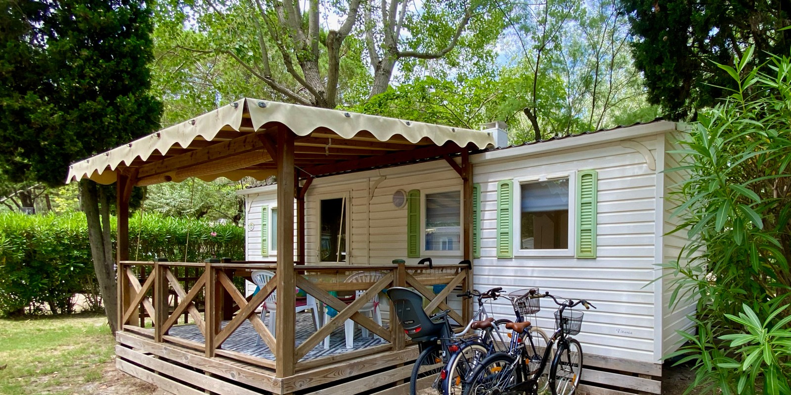 La vie en vélo, version Camargue — vélos devant un bungalow