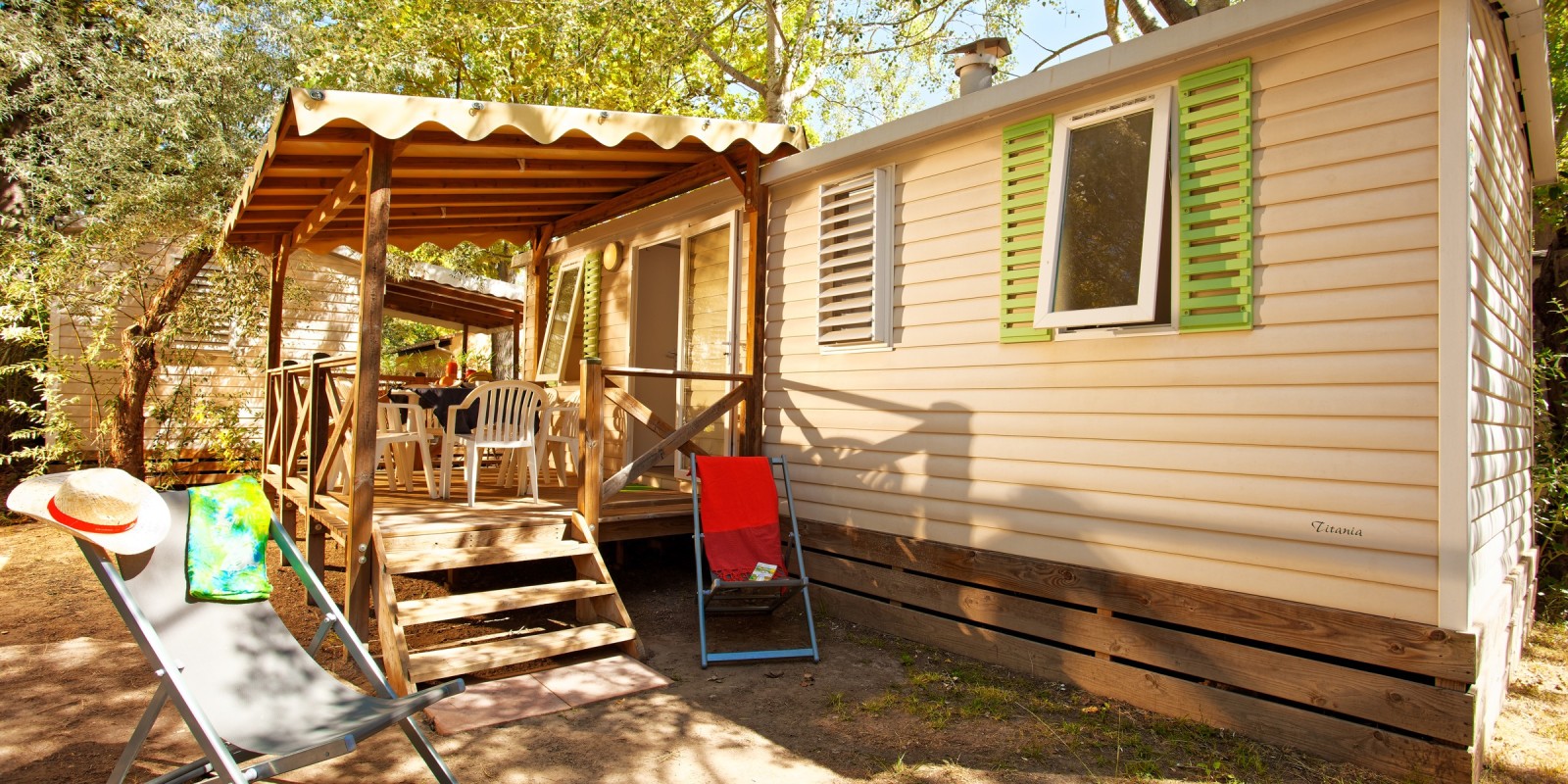 Notre mobil-home Grand Méditerranéen Premium dans un emplacement, notre camping est entièrement arboré
