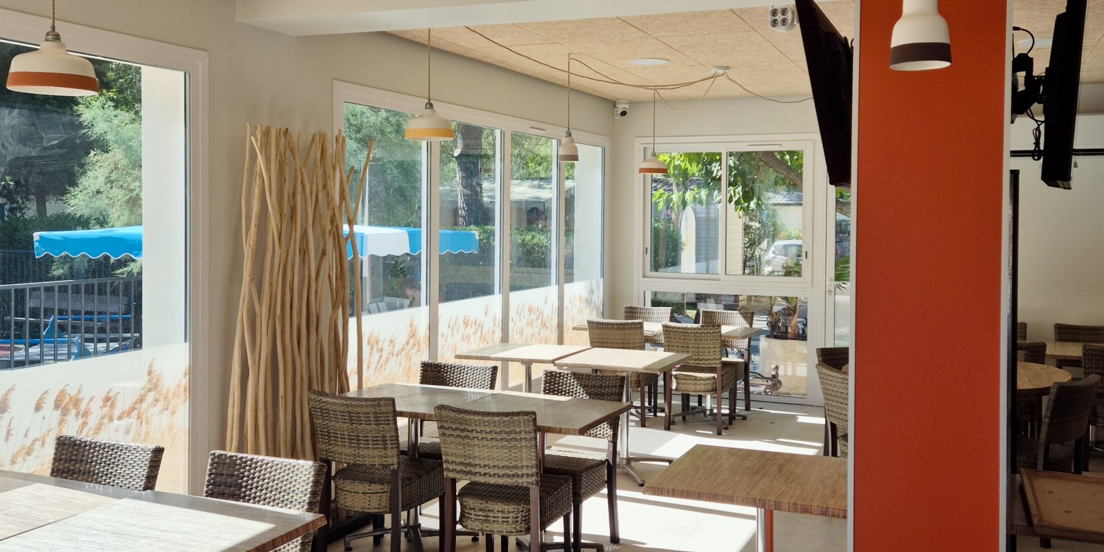 Nouveau restaurant, l'ancienne salle de jeux a laissé place à de nouvelles tables