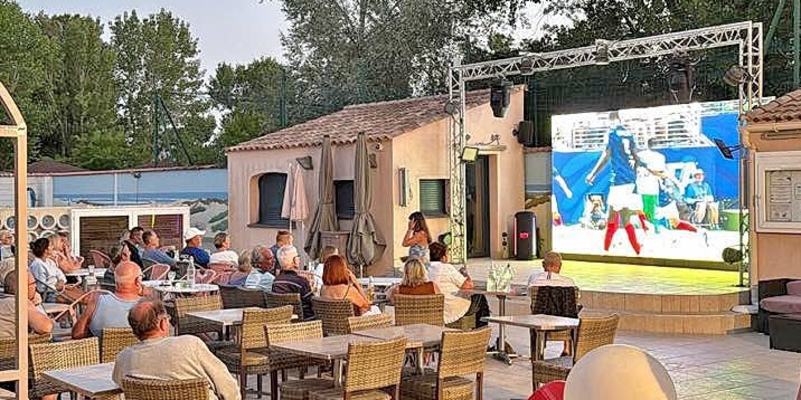 Pendant la coupe du monde de football, les matchs sont diffusés au camping